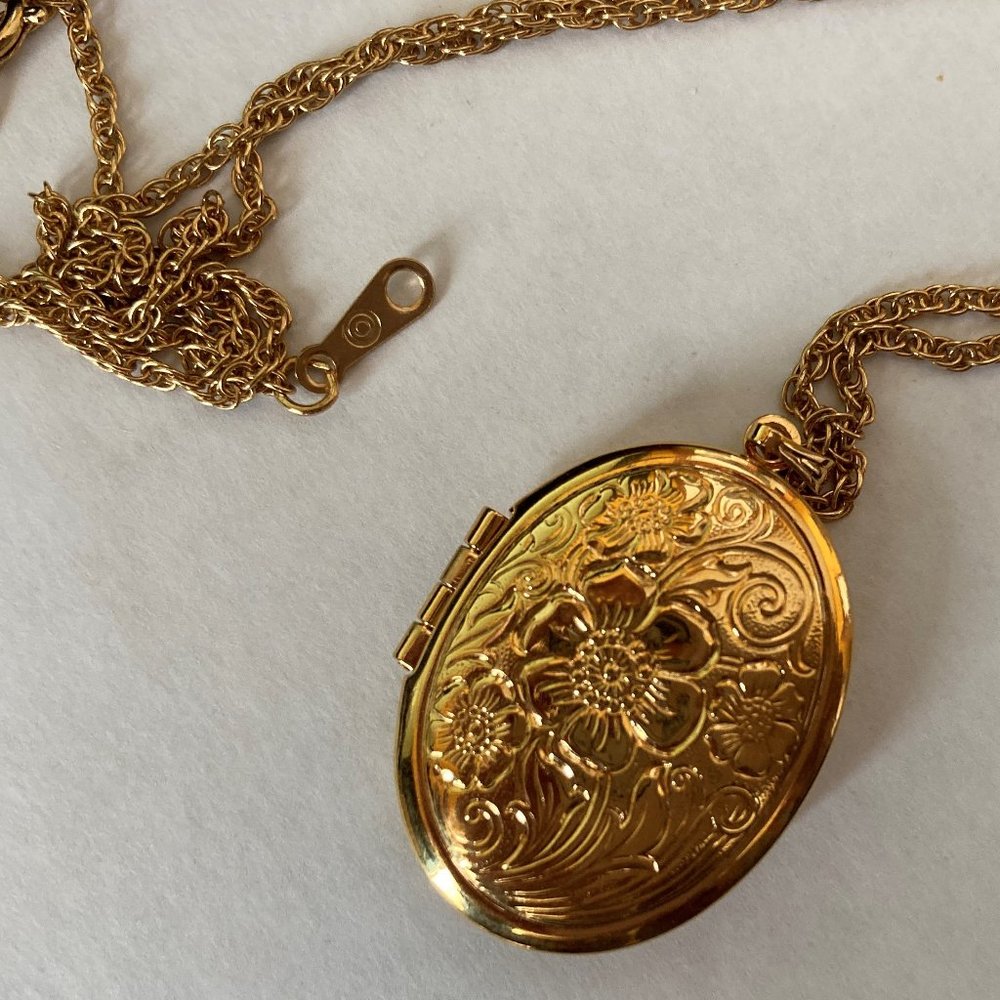 Necklace, Locket, Goldtone, Flower Pattern